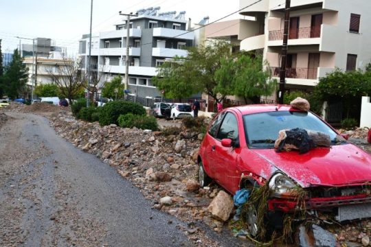Μπάζα, λάσπες, πανικός και δύο νεκροί από την κακοκαιρία - Εκατοντάδες κλήσεις στην πυροσβεστική